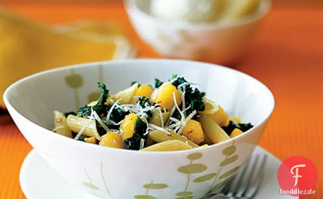 Eichel Squash und Grünkohl über Penne