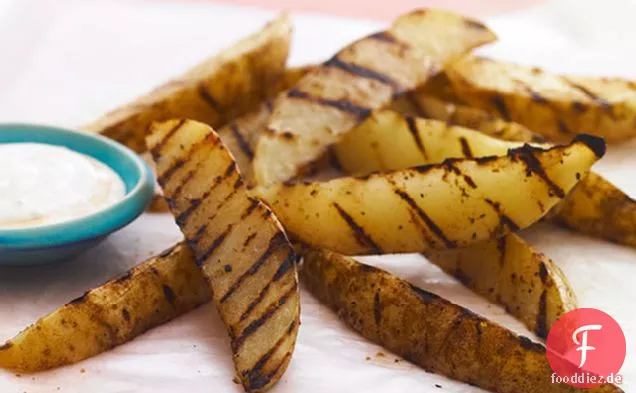 Gegrillte Steak-Pommes mit würziger Blauschimmelkäse-Dip-Sauce