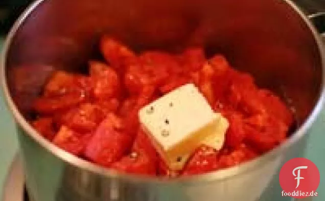 Gedünstete Tomaten mit Butter geröstete Croutons
