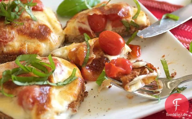 Mozzarella, Basilikum, Tomaten Gegrillter Käse Bruschetta