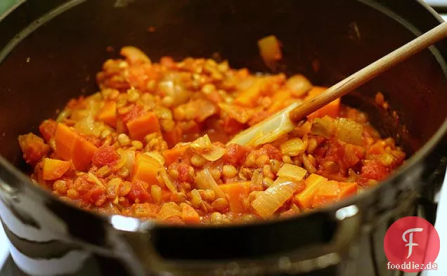 Gedünstete Linsen und Tomaten