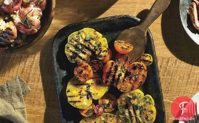 Verkohlte Erbstücktomaten mit frischen Kräutern