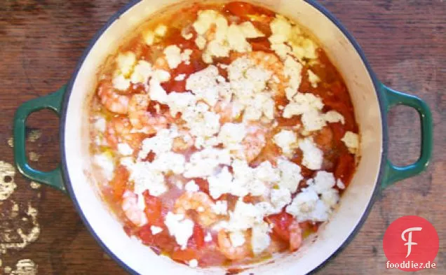 Gebratene Tomaten mit Garnelen, Chili und Feta