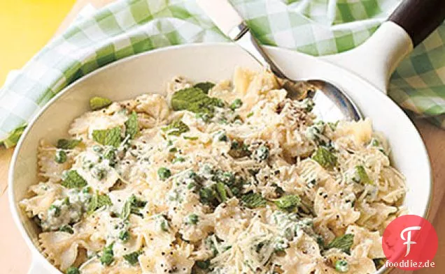 Farfalle mit Ricotta, Minze und Erbsen