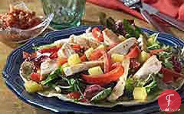 Gegrillter Hähnchensalat auf knusprigen Tortillas