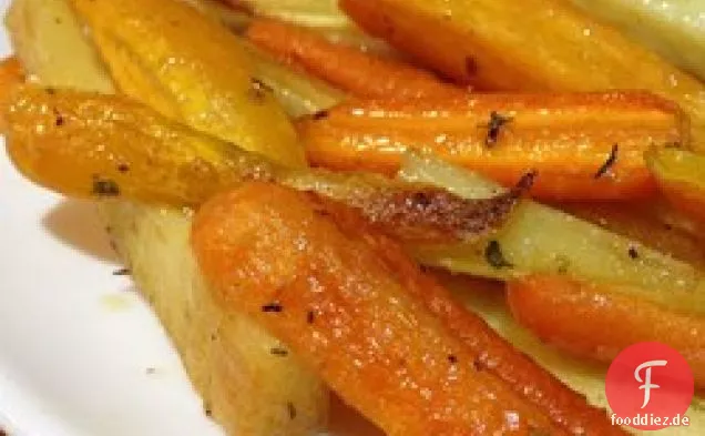 Gebratene Süßkartoffeln und Gemüse mit Thymian und Ahornsirup