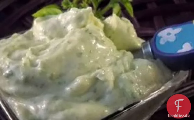 Hausgemachte Knoblauch Basilikum Mayonnaise