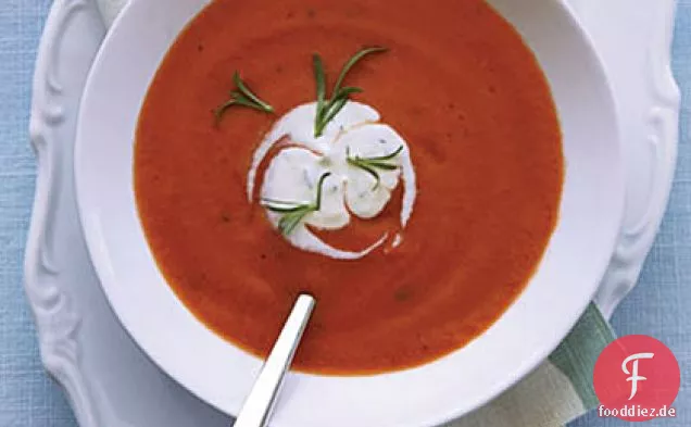 Gekühlte Tomatensuppe mit Estragon-crème fraîche