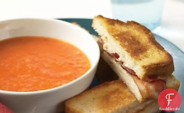 Tomatensuppe mit Käse und Speck Toasties