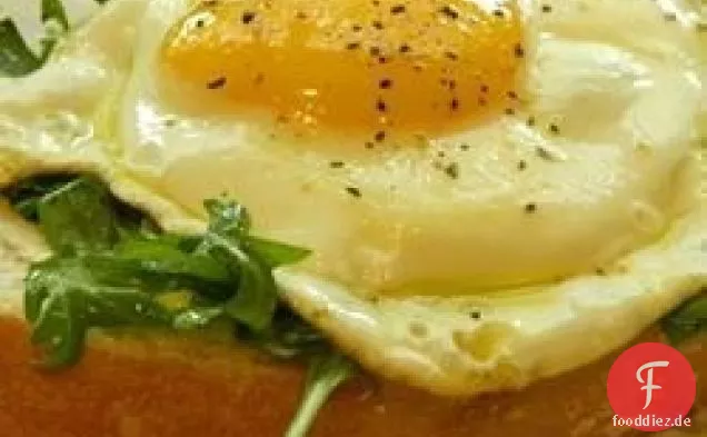 Offene Eiersandwiches mit Rucola-Salat