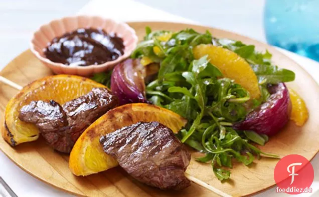 Gewürztes Lamm Kabobs & Orange, Zwiebel & Rucola Salat