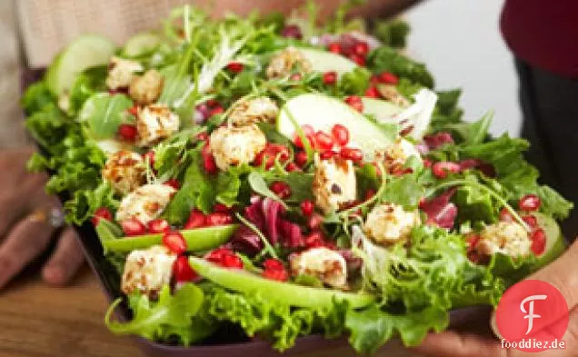 Gemischter grüner Salat mit warmen Frischkäse-Croutons