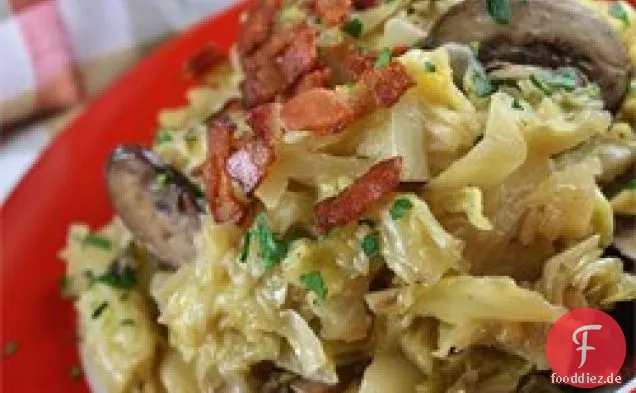 Südlicher gebratener Kohl mit Speck, Pilzen und Zwiebeln