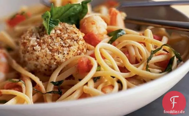 Garnelen, Tomaten und Basilikum Linguine mit warmem Ziegenkäse.
