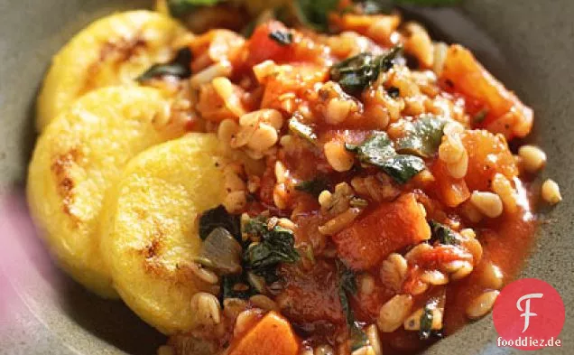 Minestrone-Ragout Über Polenta