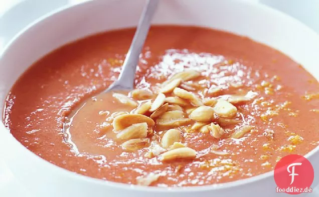 Cremige Tomatensuppe mit gerösteten Mandeln