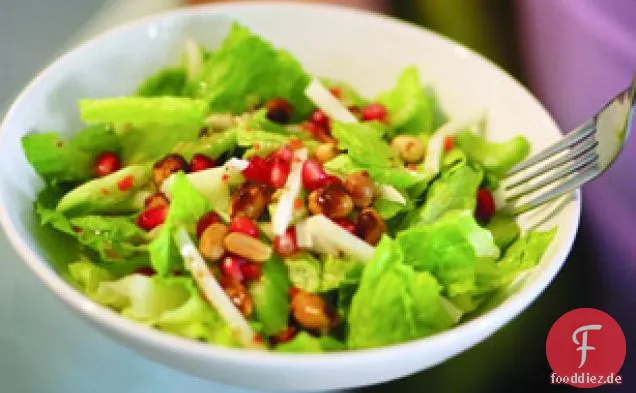 Romaine Salat mit Würzigen Erdnüssen & Granatapfelkernen