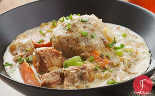 Langsam gekochter Schweinefleischeintopf mit Knödeln