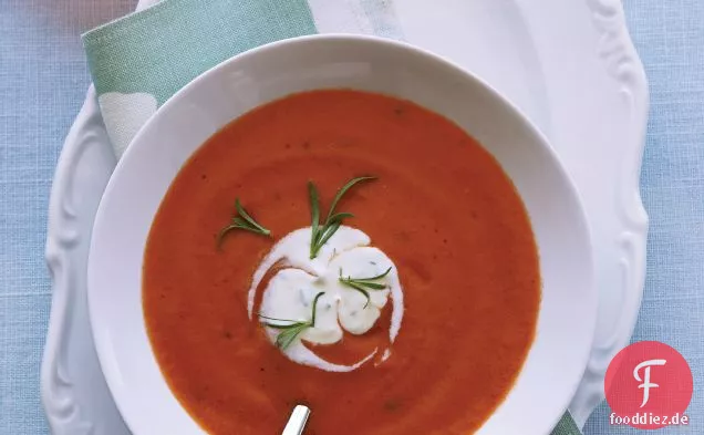 Gekühlte Tomatensuppe mit Estragon-Crème Fraîche