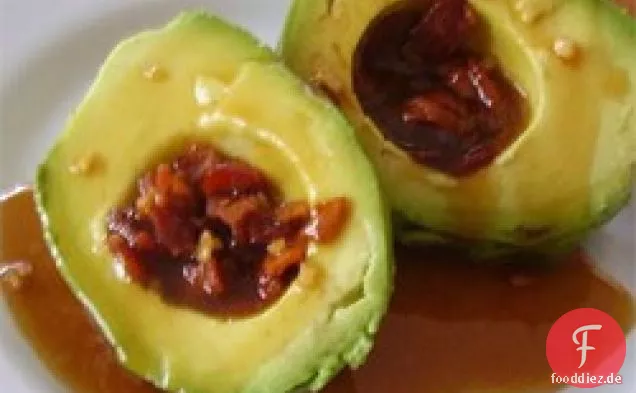 Mit Speck gefüllte Avocados