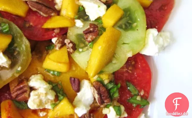 Erbstück Tomaten mit Pfirsich, Ziegenkäse und Pekannüsse