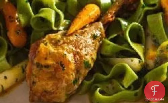 Gebratene Zitronen-Petersilie Hähnchenbrust und Karotten mit Fettuccine