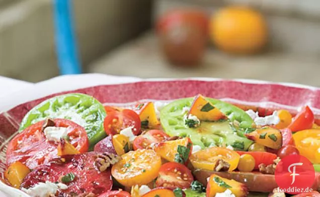 Erbstück Tomaten mit frischen Pfirsichen, Ziegenkäse und Pekannüsse