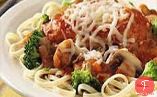 Hühnerparmesan mit Linguine und Brokkoli