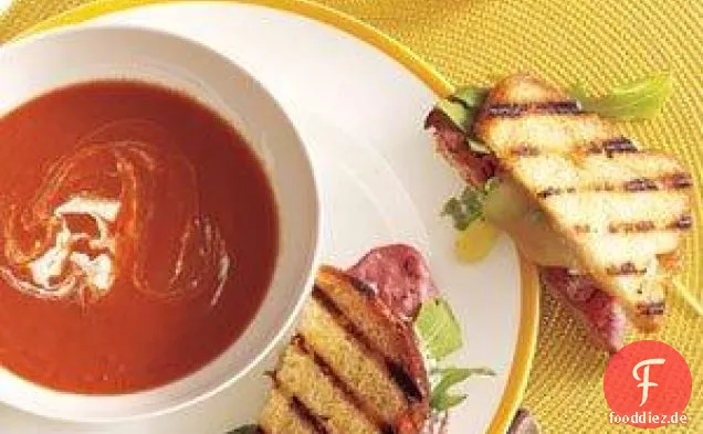 Tomatensuppe mit Roastbeef, Cheddar und Meerrettich Panini