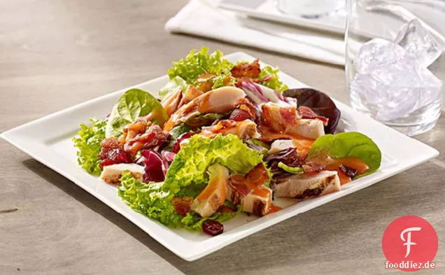 Ernte Speck und Huhn Abendessen Salat mit würzigen Fruchtdressing