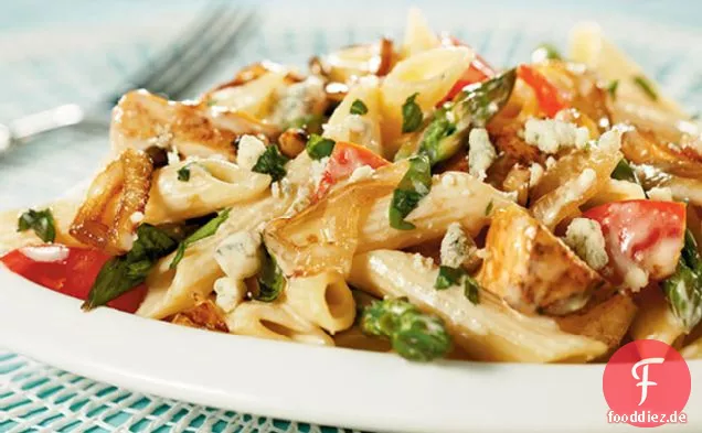 Penne mit gegrilltem Hähnchen, Gorgonzola, Spargel und karamellisierten Zwiebeln