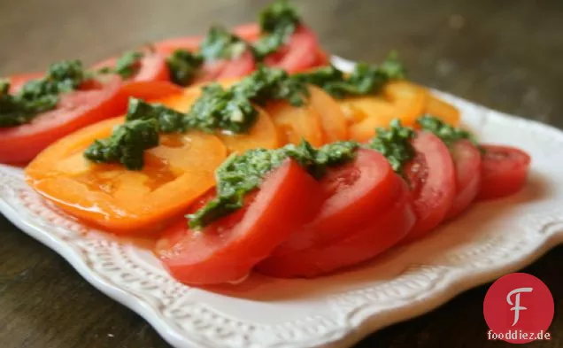 Frische Tomaten mit Basilikum Nieselregen