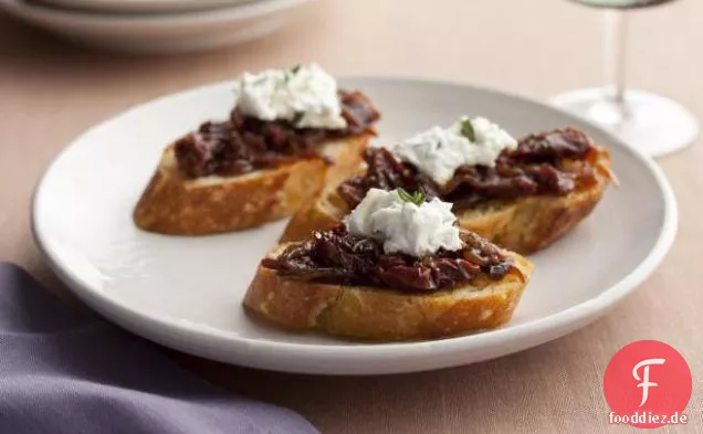Crostini mit sonnengetrockneter Tomatenmarmelade