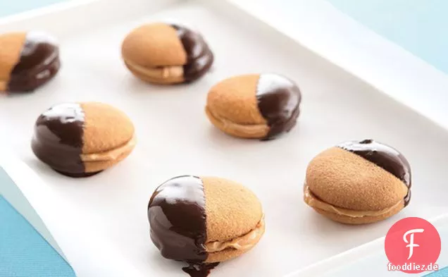 In Schokolade getauchte Erdnussbutter-Kekssandwiches