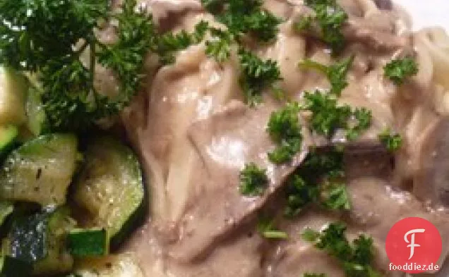 Reichhaltiges und cremiges Rindfleisch Stroganoff