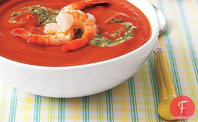 Gekühlte Tomatensuppe mit Garnelen und Pesto