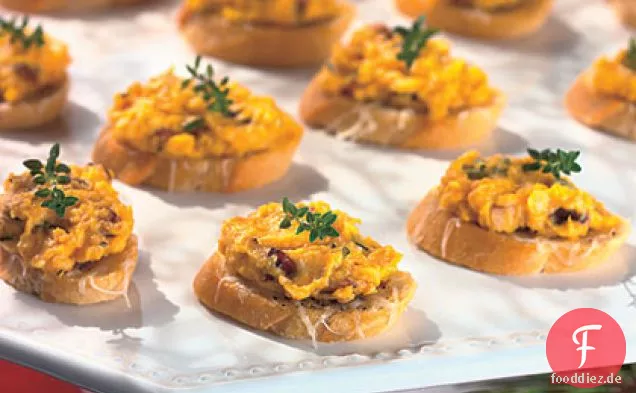 Butternut Squash auf Käsecroutons verteilen