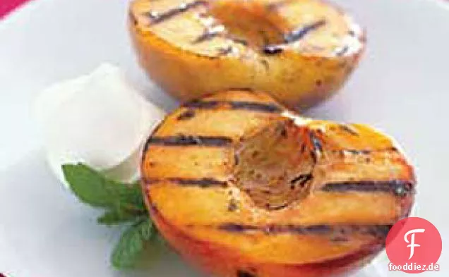 Gegrillte bis zur Perfektion Pfirsiche