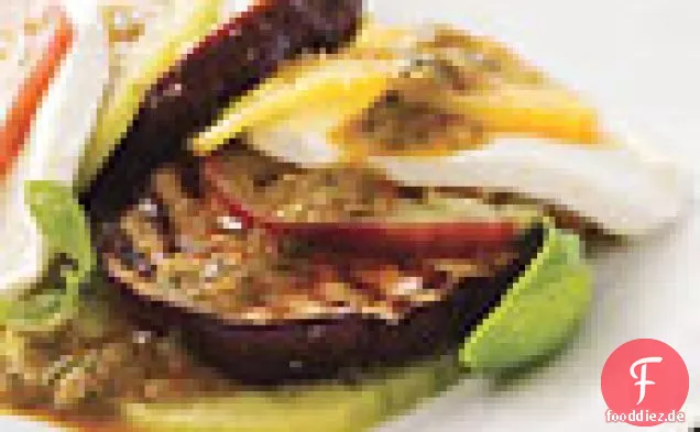 Auberginen-Caprese mit gegrillter Tomaten-Basilikum-Vinaigrette