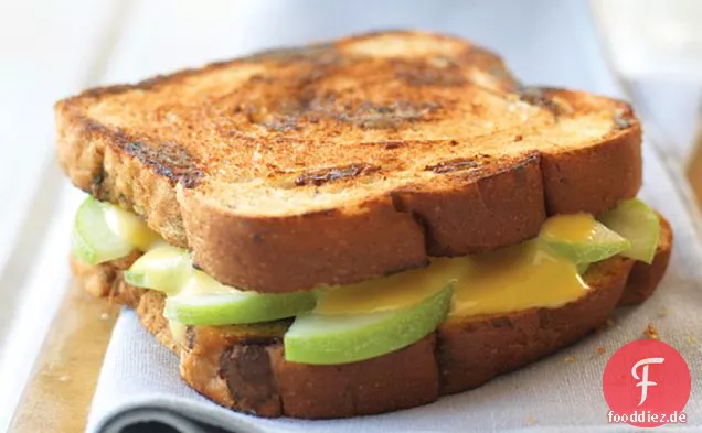 Cheesy Apfel-Zimt-Rosinen-Grill
