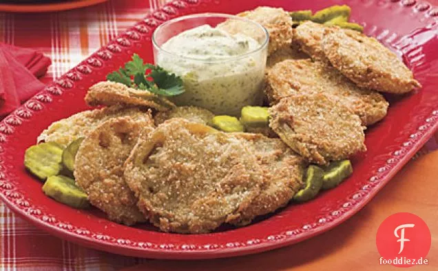 Gebratene grüne Tomaten mit Brot-und-Butter-Gurke Rémoulade
