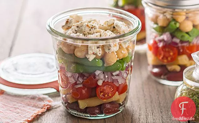 Geschichteter Bohnensalat mit Feta