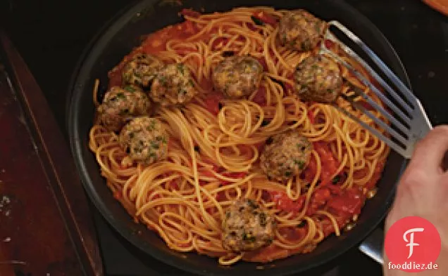 Spaghetti und Fleischbällchen im Familienstil
