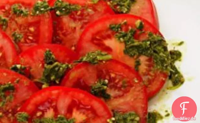 Geschnittene Tomaten mit Pesto Nieselregen