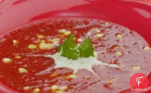 Gekühlte Tomatensuppe mit Koriander-Joghurt-Wirbel