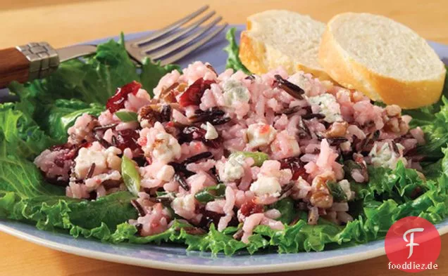 Langkorn-Wildreis-Salat mit Blauschimmelkäse, Preiselbeeren und Walnüssen