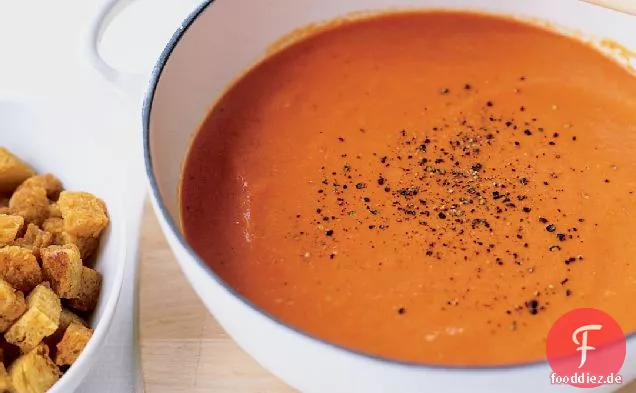 Cremige Tomatensuppe mit Buttercroutons