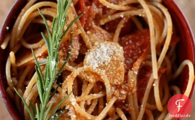 Vollkornnudeln mit Tomaten, Rosmarin & Zitronenschale