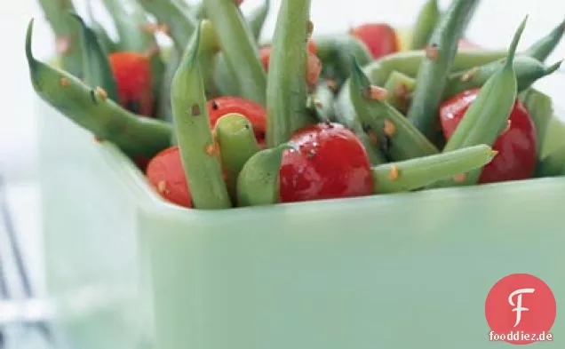 Salat aus grünen Bohnen und Kirschtomaten