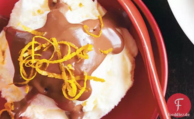 Eisbecher mit Schokoladen-Orangen-Sauce